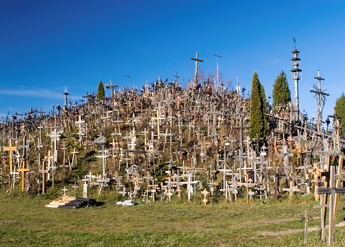 https://d3r8gwkgo0io6y.cloudfront.net/upload/PB/lithuania-hill-of--crosses-1.jpg