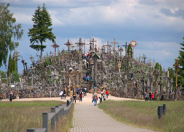https://d3r8gwkgo0io6y.cloudfront.net/upload/PB/lithuania-hill-of--crosses-2.jpg