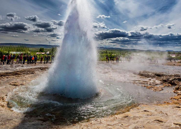 https://d3r8gwkgo0io6y.cloudfront.net/upload/PC/iceland-golden--circle-stokkur-1.jpg