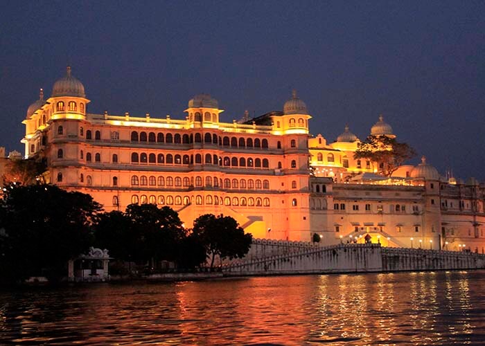 https://d3r8gwkgo0io6y.cloudfront.net/upload/R2/India-Rajasthan-udaipur-city-palace-night-view.jpg