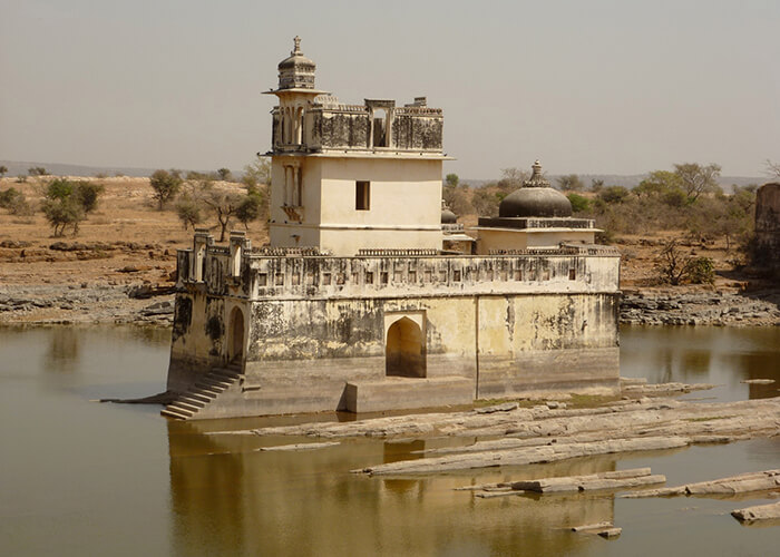 https://d3r8gwkgo0io6y.cloudfront.net/upload/R4/India-rajasthan-udaipur-chittorgarh-fort-Padmini-Palace.jpg