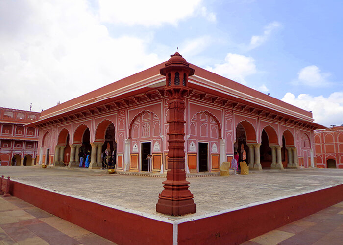 https://d3r8gwkgo0io6y.cloudfront.net/upload/RB/India-rajasthan-jaipur-city-palace-Diwan-I-Khas.jpg