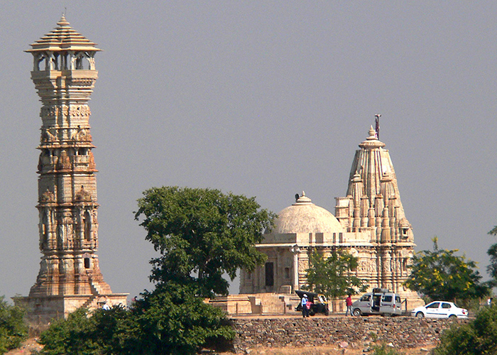 https://d3r8gwkgo0io6y.cloudfront.net/upload/RB/India-rajasthan-udaipur-chittorgarh-Kirti-stambh.jpg