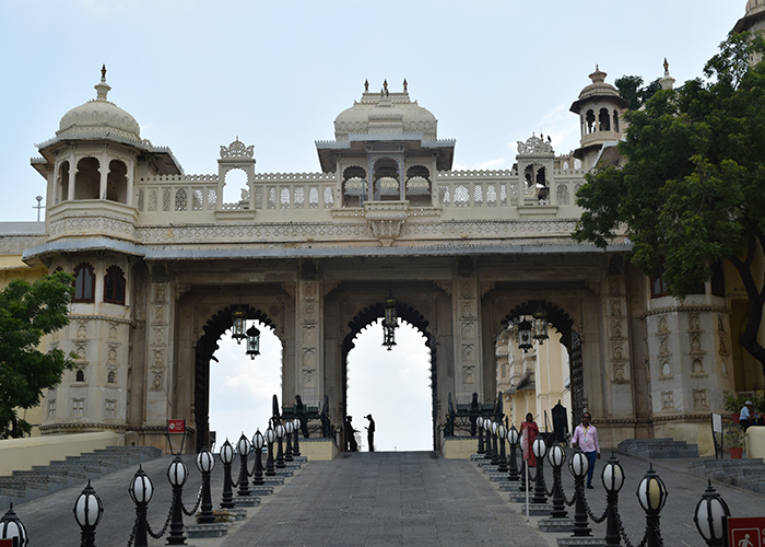https://d3r8gwkgo0io6y.cloudfront.net/upload/RB/India-rajasthan-udaipur-city-palace-entrance.jpg