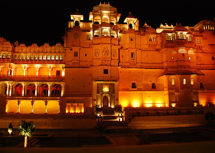 https://d3r8gwkgo0io6y.cloudfront.net/upload/RB/India-rajasthan-udaipur-city-palace-light-sound-show.jpg