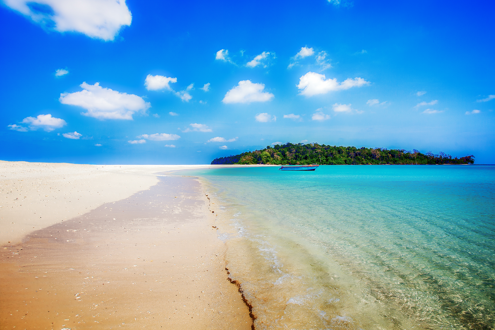 Blue coast. Острова на горизонте тропического моря. Рай на земле обои. Ibiza Summer обои. Island sunlight.