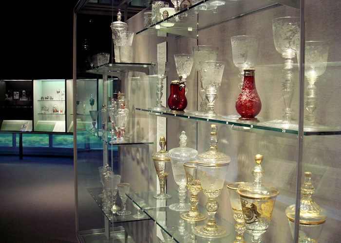 https://d3r8gwkgo0io6y.cloudfront.net/upload/U3/USA-Niagara-carning-glass-museum-1.jpg