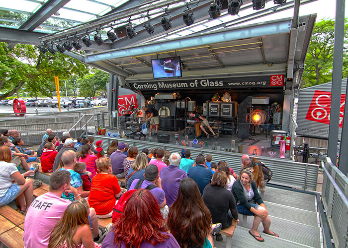 https://d3r8gwkgo0io6y.cloudfront.net/upload/U3/USA-Niagara-corning-museum-hot-glass-show-1.jpg