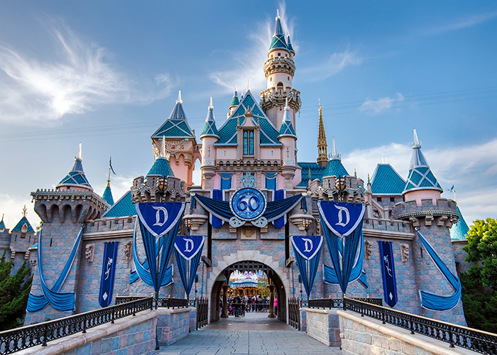 https://d3r8gwkgo0io6y.cloudfront.net/upload/US/USA-Disneyland-2.jpg