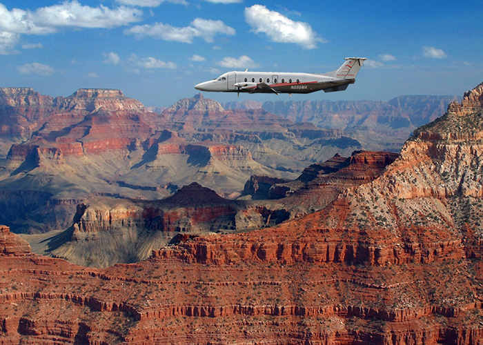 https://d3r8gwkgo0io6y.cloudfront.net/upload/US/USA-grand-canyon-plane-1.jpg