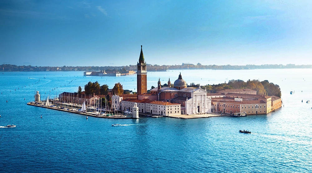 https://d3r8gwkgo0io6y.cloudfront.net/upload/Venice-Italy-1800x2880.jpg