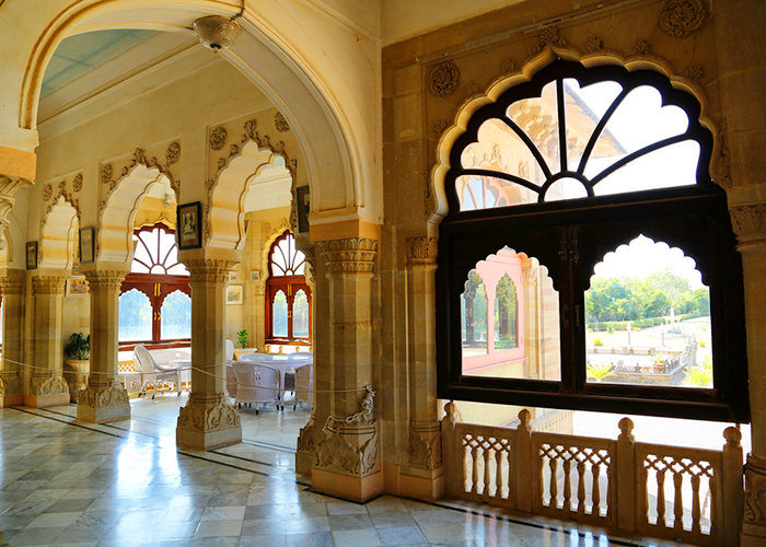 https://d3r8gwkgo0io6y.cloudfront.net/upload/WR/India-gujarat-mandvi-vijay-vilas-palace-inside.jpg