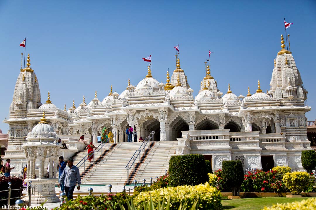 https://d3r8gwkgo0io6y.cloudfront.net/upload/WR/india-gujarat-Bhuj-Swaminarayan-Temple.jpg