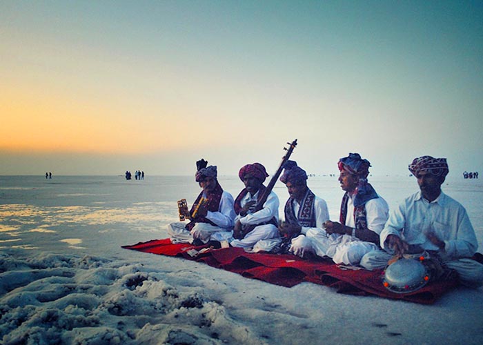 https://d3r8gwkgo0io6y.cloudfront.net/upload/WR/india-gujarat-rann--utsav.jpg