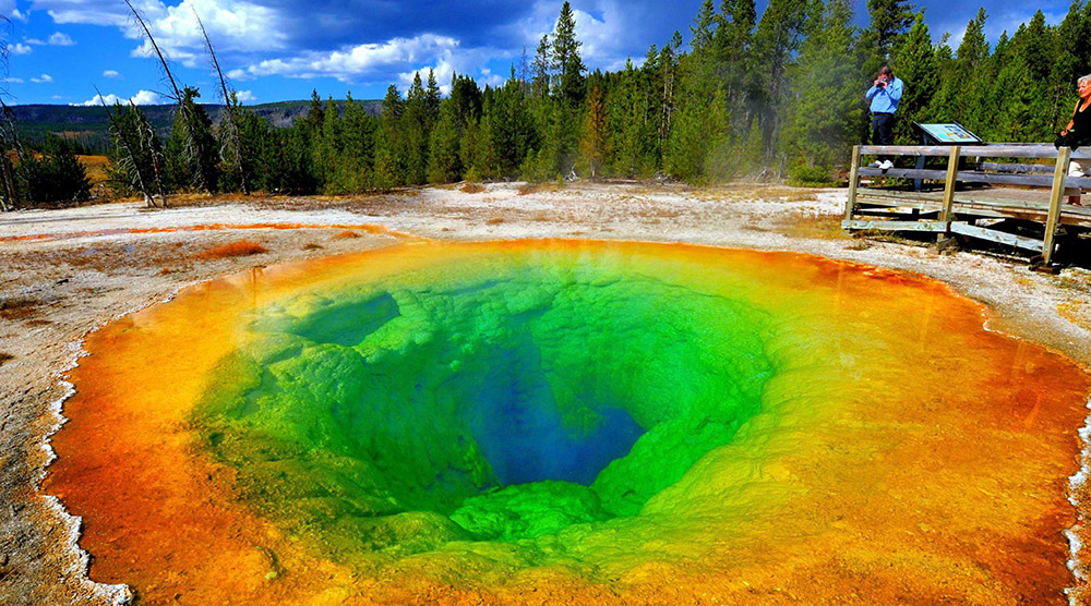 https://d3r8gwkgo0io6y.cloudfront.net/upload/YellowstoneMorning_GloryPool.jpg