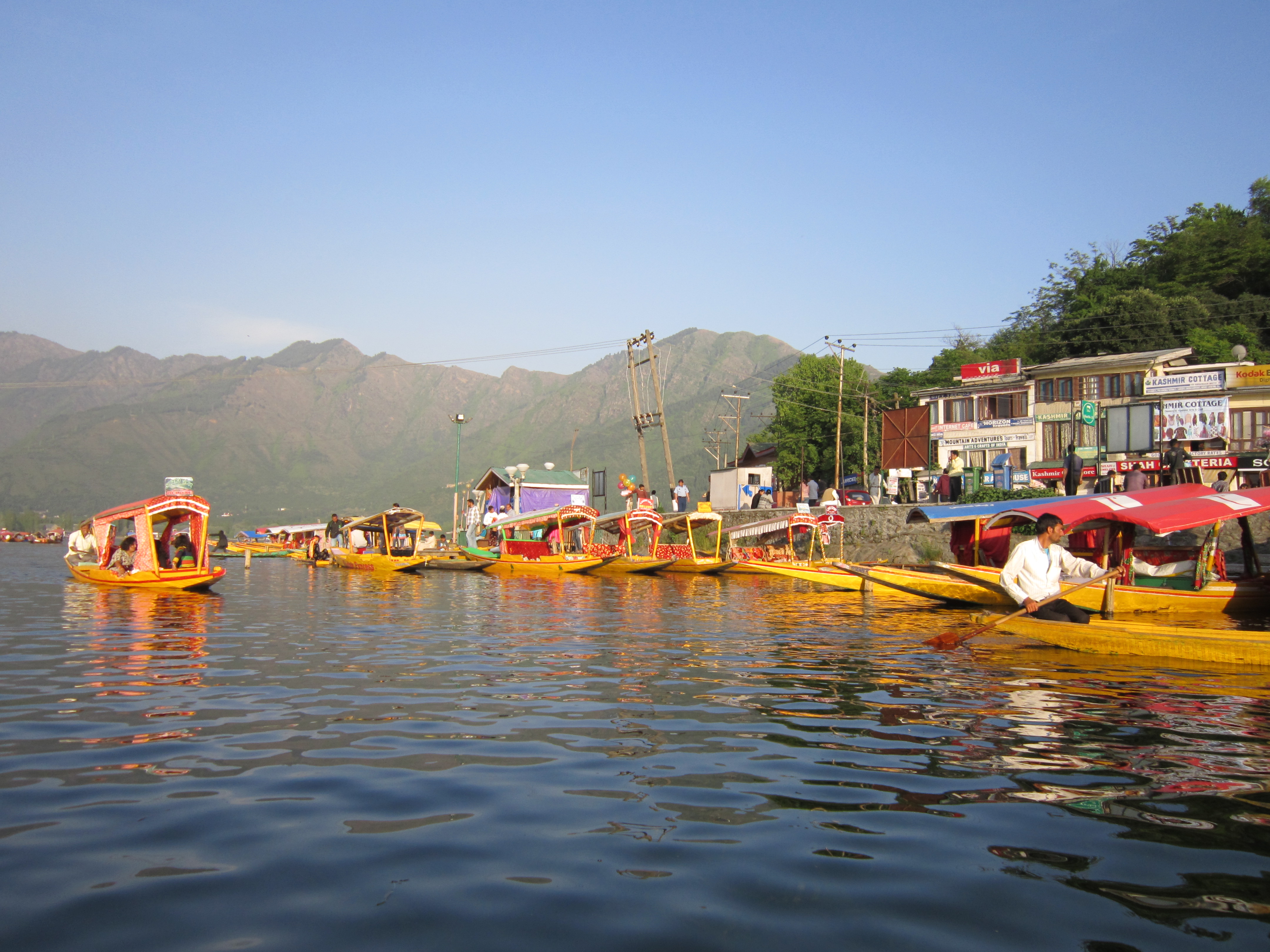 https://d3r8gwkgo0io6y.cloudfront.net/upload/dal-lake-images-kashmir-9.jpg
