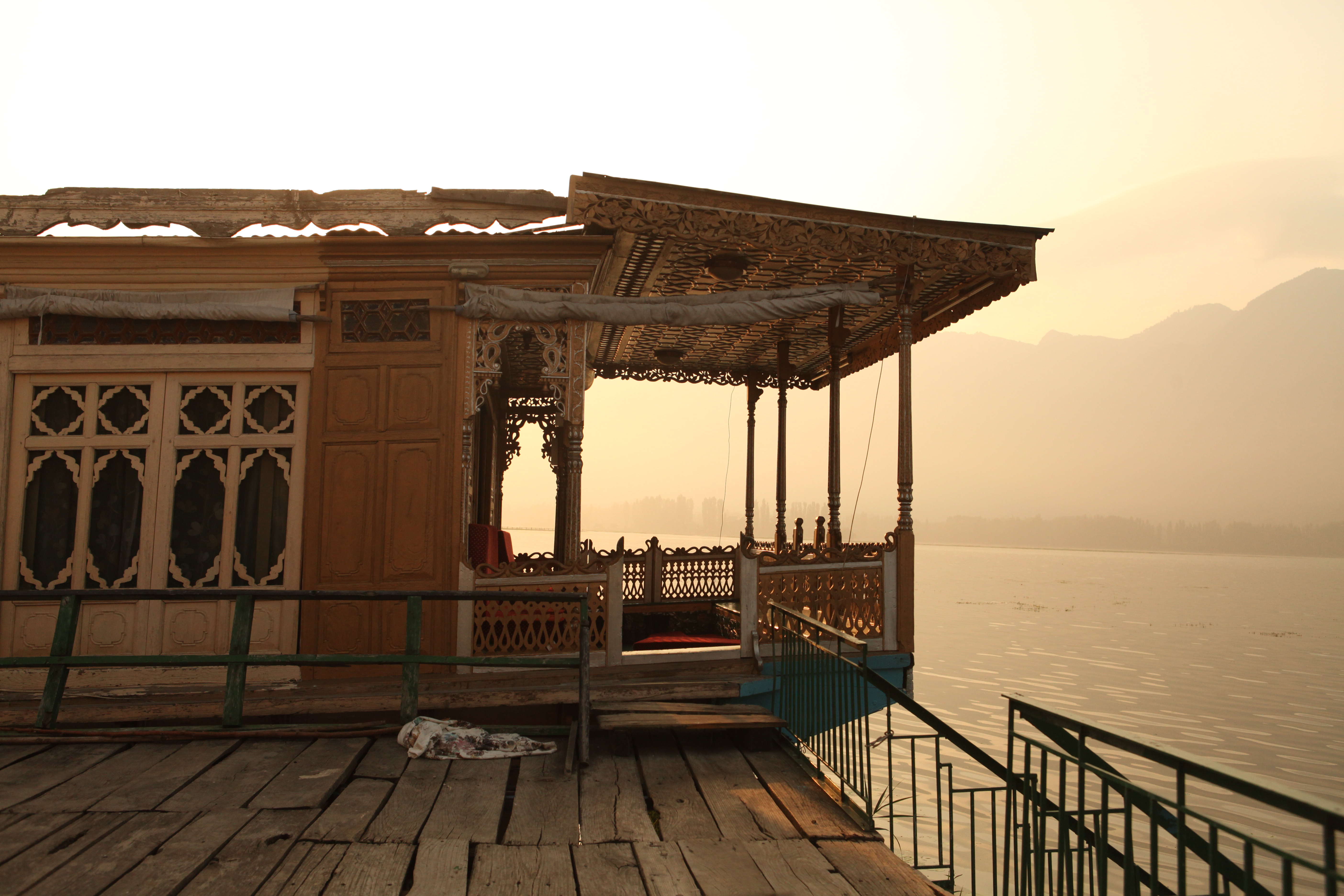 https://d3r8gwkgo0io6y.cloudfront.net/upload/houseboat.jpg