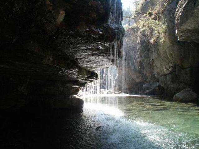 https://d3r8gwkgo0io6y.cloudfront.net/upload/maligne-canyon2.jpg