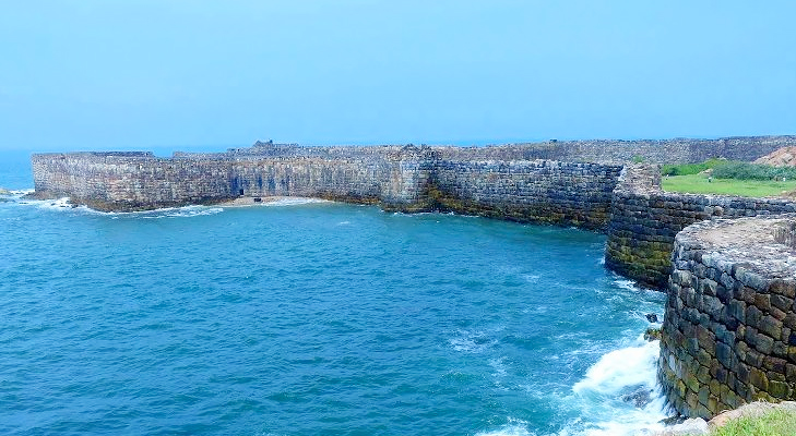 https://d3r8gwkgo0io6y.cloudfront.net/upload/sindhdurg_fort.jpg