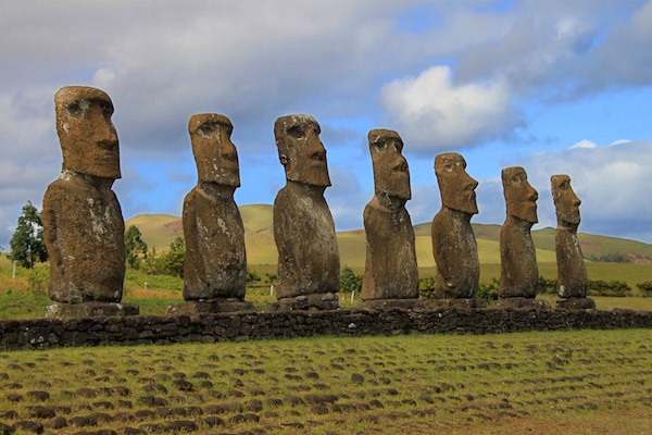 https://d3r8gwkgo0io6y.cloudfront.net/upload/world-heritage-sites-in-south-america-rapa-nui.jpg
